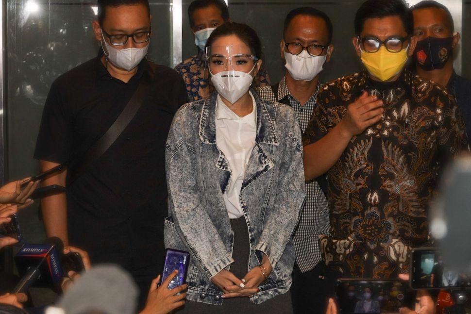 Penyanyi Gisella Anastasia usai menjalani pemeriksaan sebagai tersangka terkait video asusilanya di Ditres Krimsus Polda Metro Jaya, Jakarta Selatan, Jumat (8/1/2021). [Suara.com/Alfian Winanto]