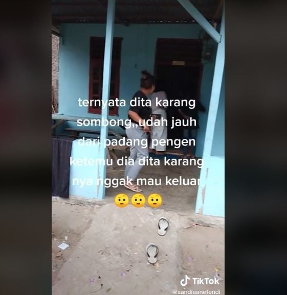 Video pria sebut seleb TikTok sombong gegara ogah temui fans. (TikTok/sandiaanefendi)