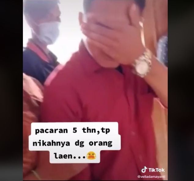 Video pria menangis hingga peluk teman pernikahan mantan. (TikTok/vevey_87)