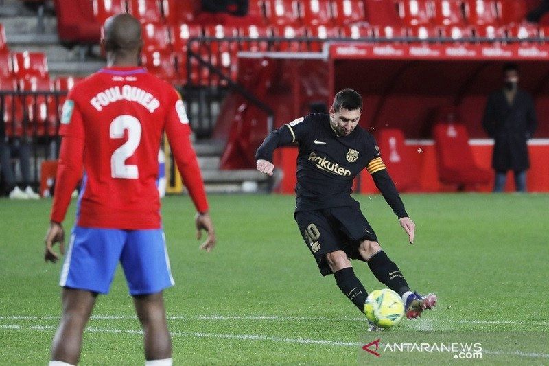 Megabintang Barcelona Lionel Messi mengeksekusi tendangan bebas untuk mencetak gol ke gawang Granada dalam lanjutan Liga Spanyol di Stadion Nuevo Los Carmenes, Granada, Spanyol, Sabtu (9/1/2021) waktu setempat. (ANTARA/REUTERS/Jon Nazca) 