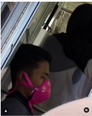 Pakai Masker Unik, Lelaki Ini Bikin Orang Salah Fokus di KRL. (Dok: Instagram/Dagelan)