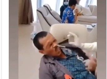 Bapak Ini Cabut Alat Swab Sendiri, Warganet: Kaya Nyabut Pedang Excalibur. (Dok: Instagram/Awreceh)