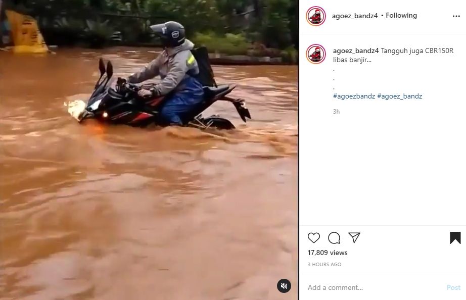 Aksi penunggang Honda CBR150R menerjang banjir. (Instagram)