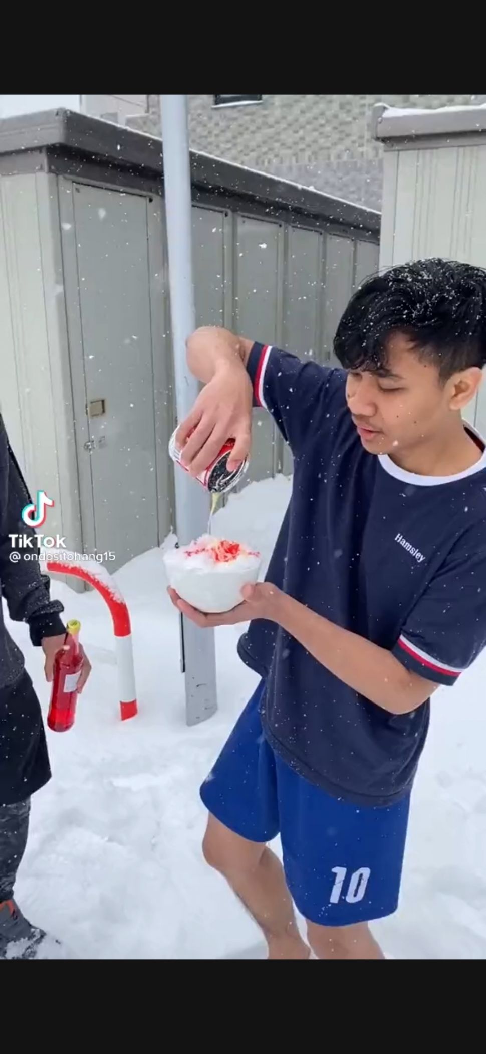 Viral Cowok Ini Bikin Es Serut Sirup dari Salju. (Dok: TikTok/@ondositohang15)