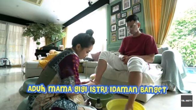 Nagita Slavina telaten rawat kaki Raffi Ahmad. (YouTube/TRANS TV Official)