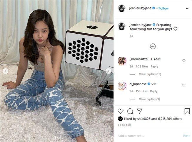 Pose Jennie BLACKPINK di dekat radio unik miliknya. (Instagram/@jennierubyjane)