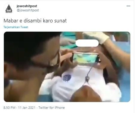 Teriak histeris saat disunat sambil fokus mabar game online (Twitter/jowoshitpost)