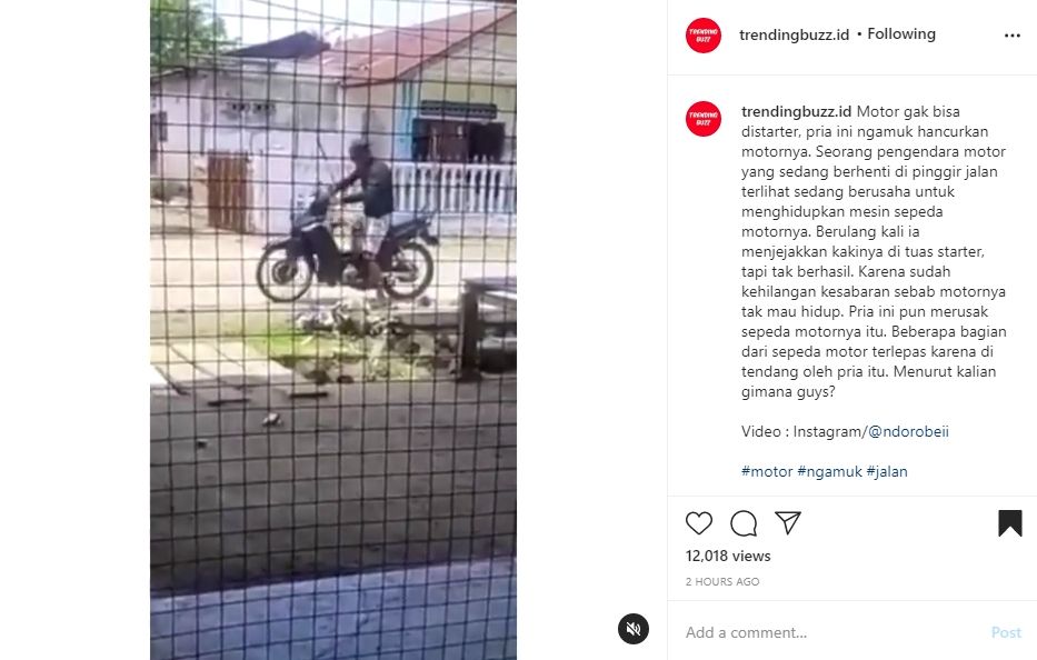 Pria ngamuk karena motornya tak mau menyala. (Instagram)