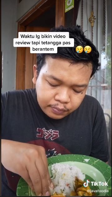Tetap review makanan meski tetangga bertengkar (TikTok @javafoodie)