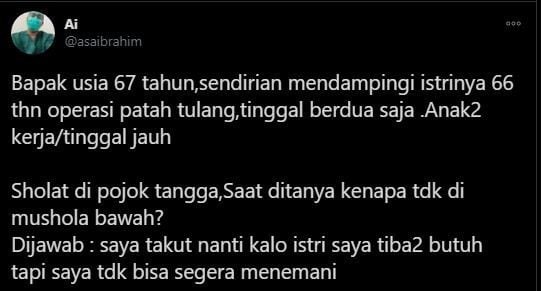 Utas tentang kisah haru bapak-bapak yang salat di pojok tangga. (Twitter/asaibrahim)