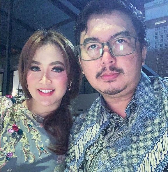 Vega Darwanti bersama suami, Dema Sany Senjaya. [Instagram]