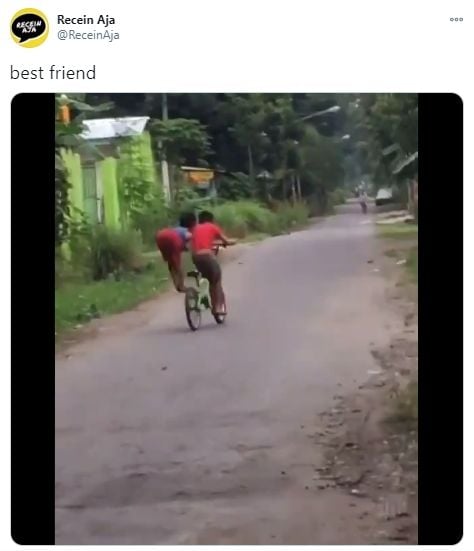 Video aksi nyeleneh 2 bocah naik sepeda. (Twitter/ReceinAja)