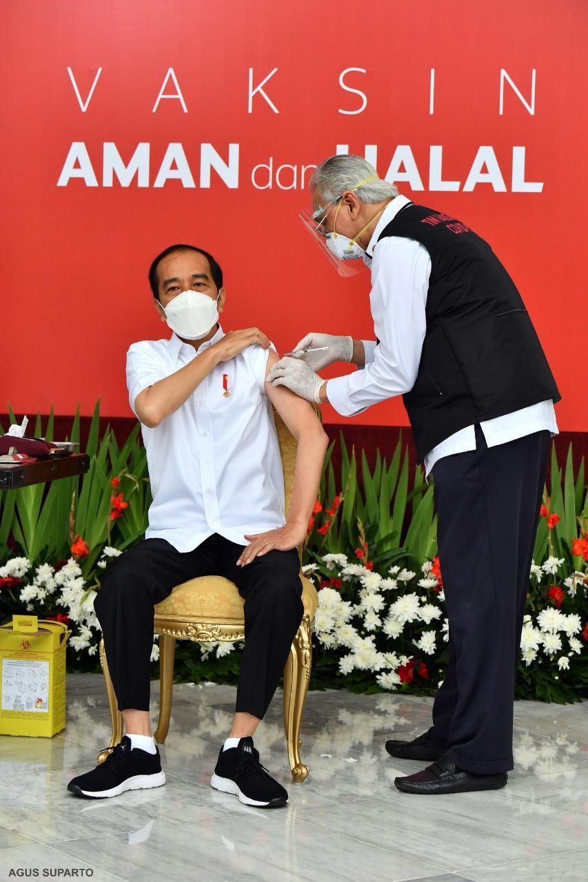 Presiden Joko Widodo (Jokowi) melakukan vaksinasi Covid-19 perdana di Istana Negara, Rabu 13 Januari 2021 / [Foto Istimewa]