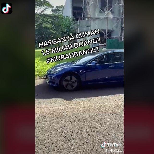 Lagi insomnia crazy rich iseng beli Tesla Rp 1,5 miliar (tiktok/indrakenz)