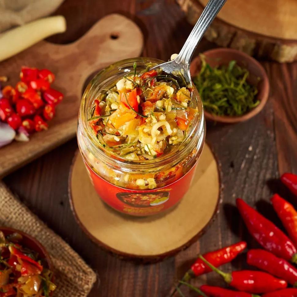 Botol saus sambal kemasan pabrikan sebagai booster pedas pengganti cabai segar