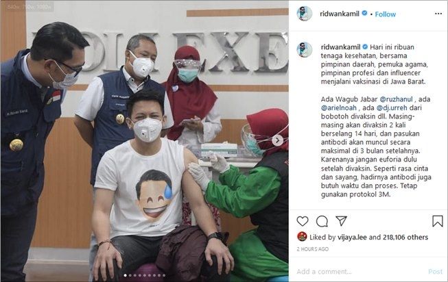 Ariel NOAH tampil kece saat divaksin, kaosnya bikin salfok. (Instagram/@ridwankamil)