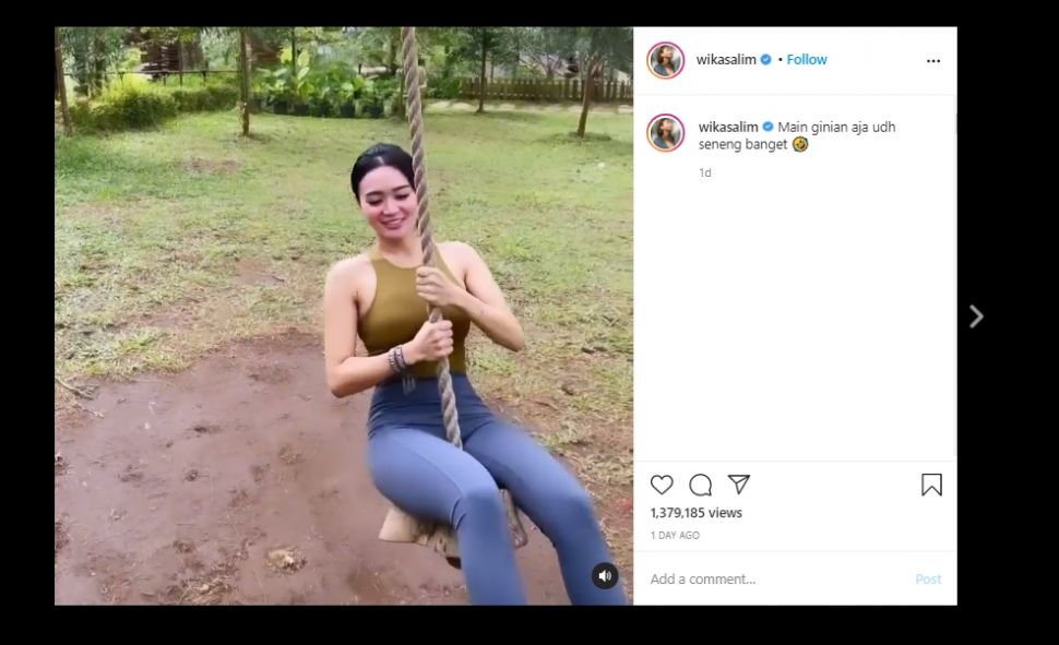 Wika Salim Main Ayunan di Taman, Publik: Jago Banget Pegang Talinya. (Instagram/@wikasalim)