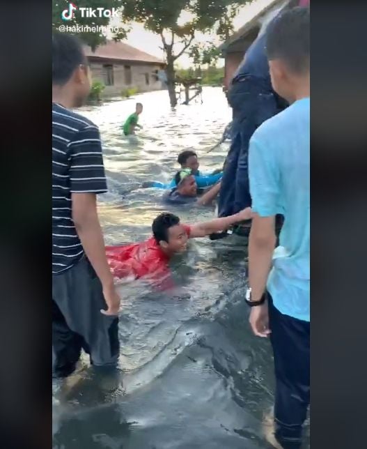 Video warga asyik main air saat banjir. (TikTok/hakimelmino_)