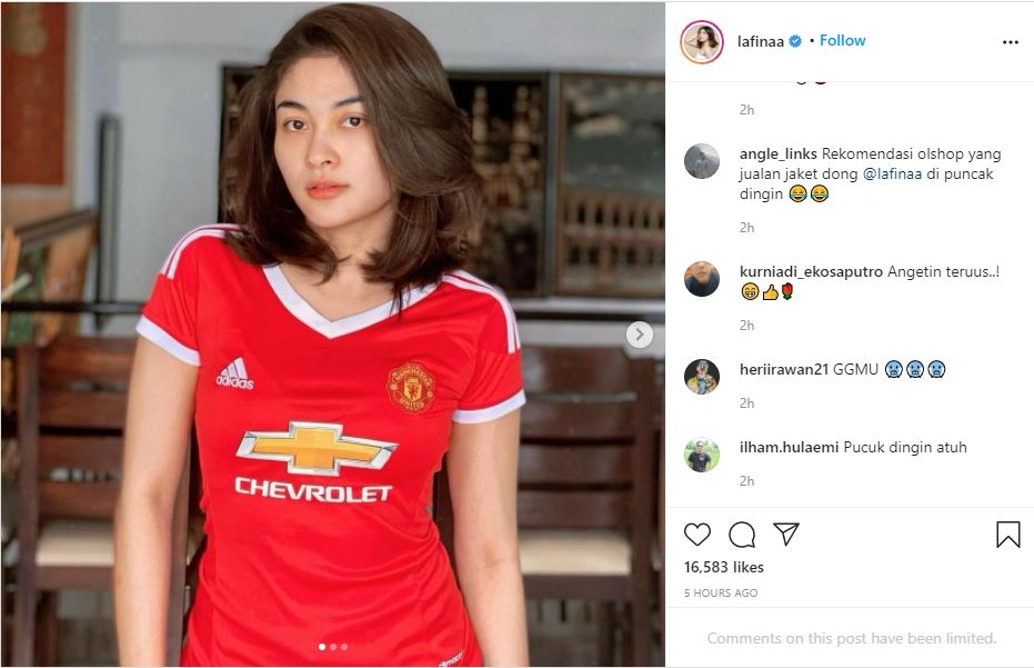 Fina Phillipe tampil cantik kenakan jersey Manchester United. (Instagram/lafinaa)