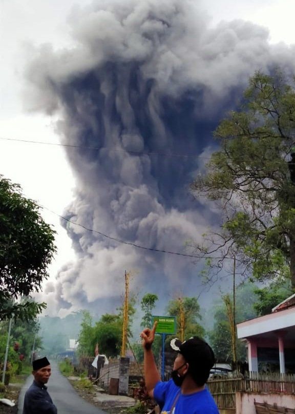 Unggahan Bupati Lumajang Thoriqul Haq soal muntahan awan panas Gunung Semeru. (Twitter/thoriqul_haq)