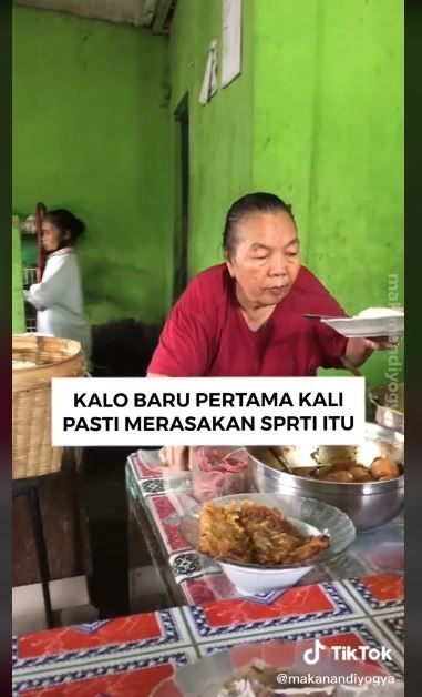 Pedagang pecel galak yang laris manis (TikTok @makanandiyogya)