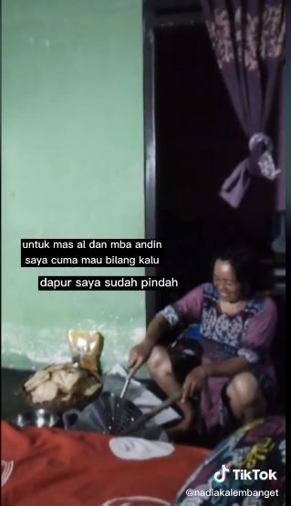 Ibu ini pindahkan dapur ke depan Tv demi sinetron Ikatan Cinta (TikTok @nadiakalembanget)