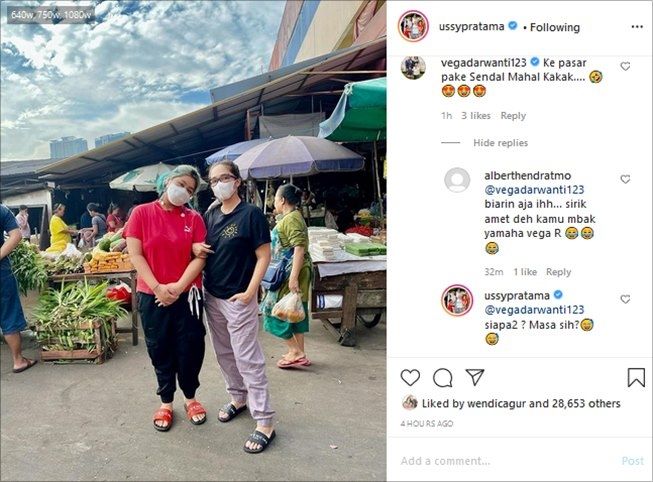Ussy Sulistiawaty unggah momen belanja di pasar, sandalnya bikin Vega Darwanti salfok. (Instagram/@ussypratama)