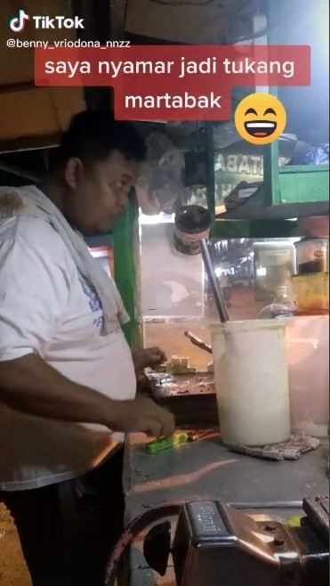 Viral Polisi Menyamar Jadi Penjual Martabak, Publik: Keburu Buka Cabang Nih. (TikTok/@benny_vriodona_nnzz)