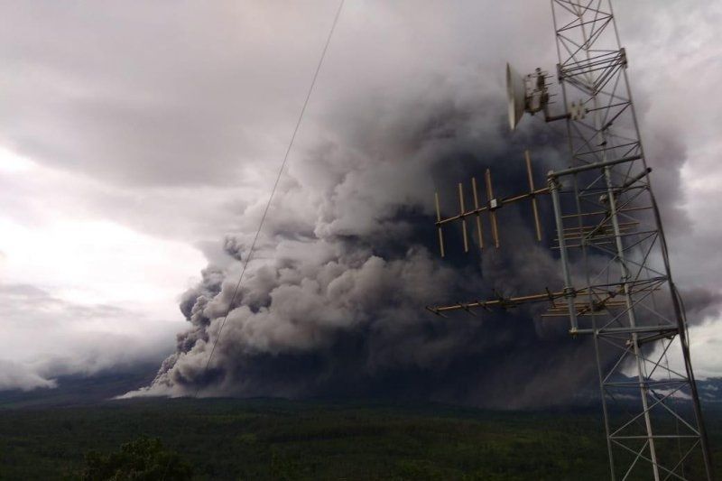 Gunung Semeru kembali erupsi dan meluncurkan awan panas guguran sejauh 4 km ke arah Besuk Kobokan pada Sabtu (16/1/2021) pukul 17.24 WIB. [Dok. PVMBG]