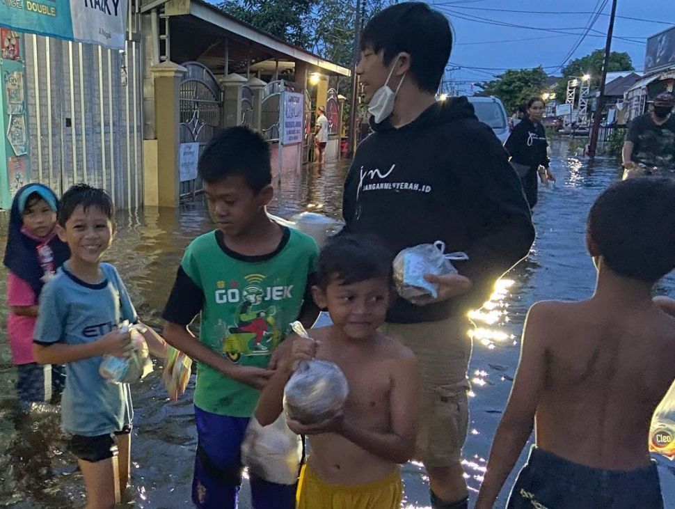 Rian D'Masiv memberikan bantuan kepada para korban banjir di Sulawesi Selatan. [Instagram]