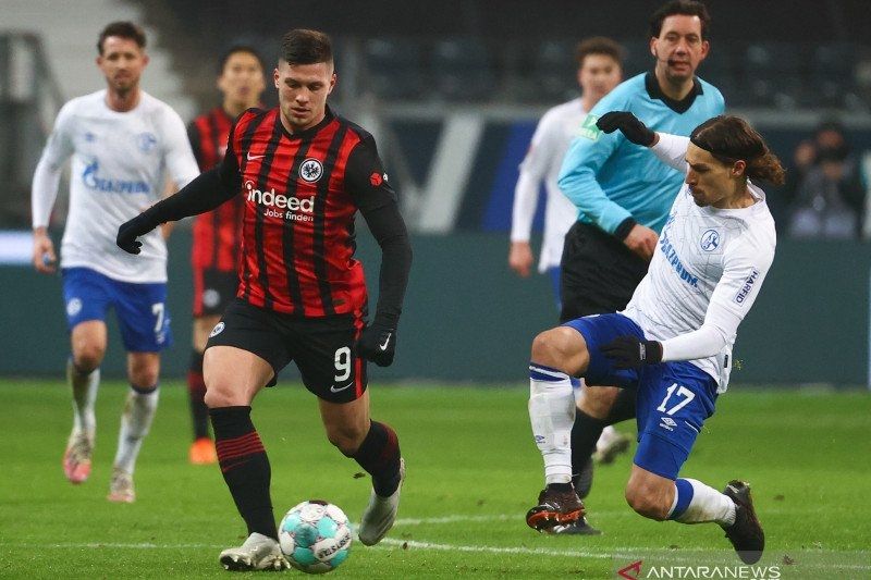 Penyerang Eintracht Frankfurt Luka Jovic (kiri) dan gelandang Schalke 04 Benjamin Stambouli (kanan) berduel memperebutkan bola dalam pertandingan Liga Jerman yang dimainkan di Deutcshe Bank Park, Frankfurt, Minggu (17/1/2021). (ANTARA/AFP/KAI PFAFFENBACH)