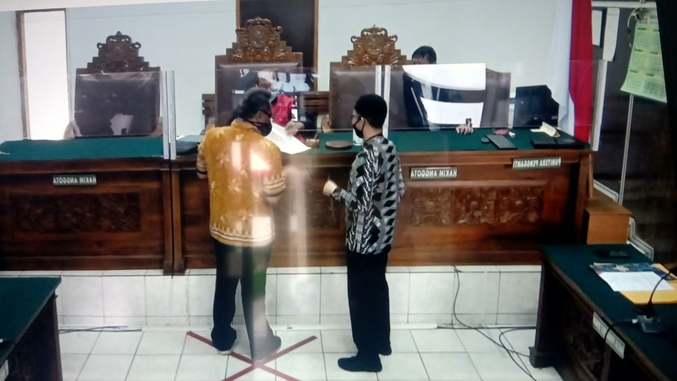 Sidang gugatan praperadilan yang dilayangkan keluarga laskar FPI yang tewas M. Suci Khadavi Putra, ditunda. (Suara.com/Yosea Arga)