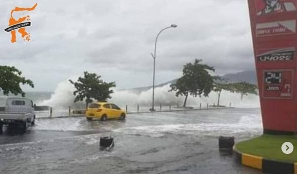 Suasan kota Manado saat diterjang gelombang tinggi (instagram)