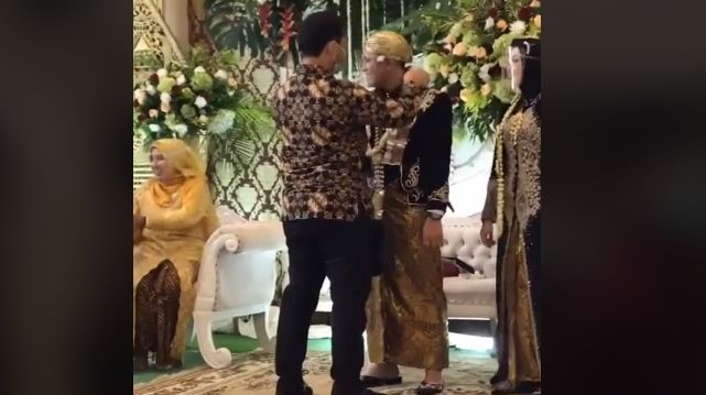 Aksi para tamu undangan beri sumbangan sembako pada pengantin (tiktok)