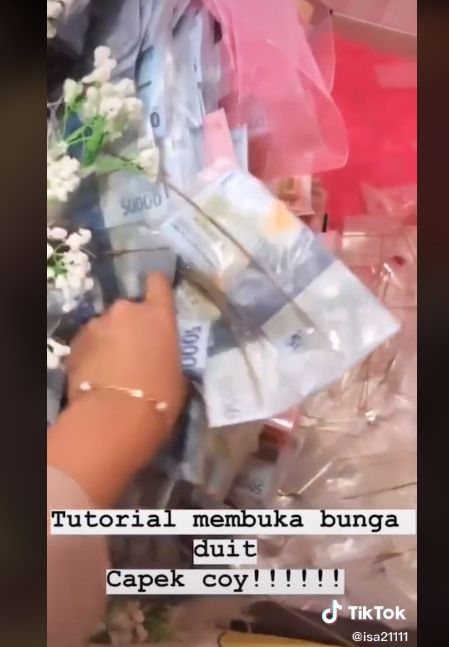 Video perempuan dikado buket uang segede gaban. (TikTok/isa21111)