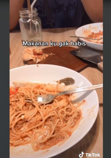 Curhat kencan gadis berujung nyesek gegara tak mau habiskan makanan. (TikTok)