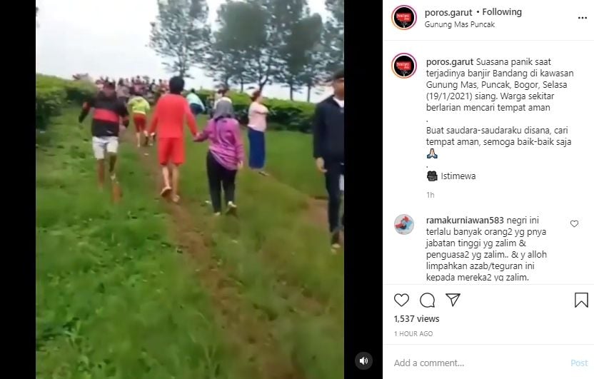 Video warga berhamburan saat banjir bandang terjang Gunung Mas, Bogor, Selasa (19/1/2021). (Instagram/poros.garut)