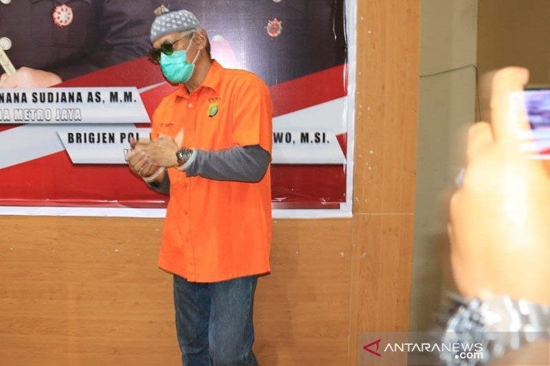 Aktor senior Tio Pakusadewo dalam rilis kasus narkoba di Polda Metro Jaya. [Dok. Polisi]