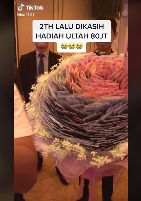 Video perempuan dikado buket uang segede gaban. (TikTok/isa21111)