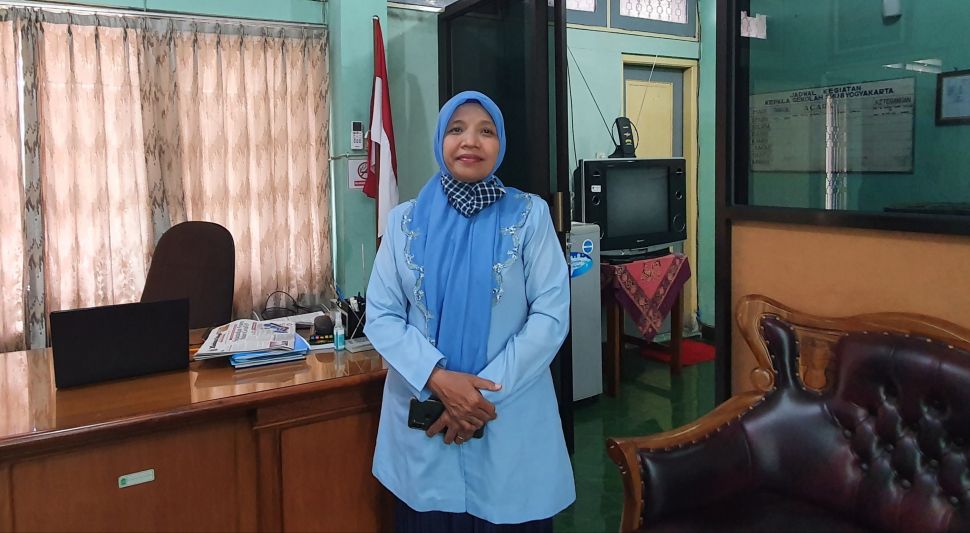 Kepala Sekolah SMAN 8 Yogyakarta Sri Suyatmi saat bercerita mengenai sosok Komjen Listyo Sigit Prabowo kepada SuaraJogja.id, Selasa (19/1/2021). [Hiskia Andika Weadcaksana / SuaraJogja.id]