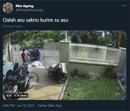 Video kurir dikejar anjing pemilik rumah, terekam CCTV (Twitter).