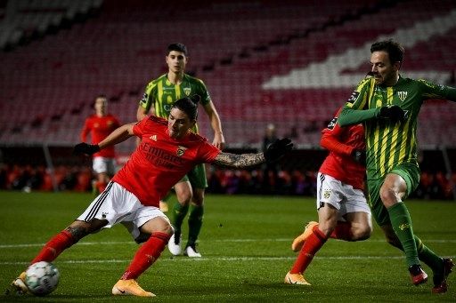 Pemain Benfica Darwin Nunez melepaskan tembakan ke gawang lawan dalam pertandingan Liga Portugal. [AFP]