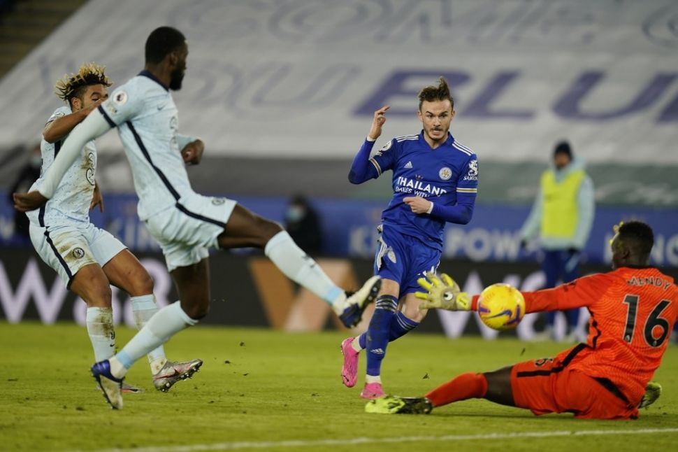 Gelandang Leicester City James Maddison (kanan) mencetak gol ke gawang Chelsea dalam laga lanjutan Liga Inggris di King Power Stadium, Rabu (20/1/2021) dini hari WIB. [Tim Keeton / POOL / AFP].