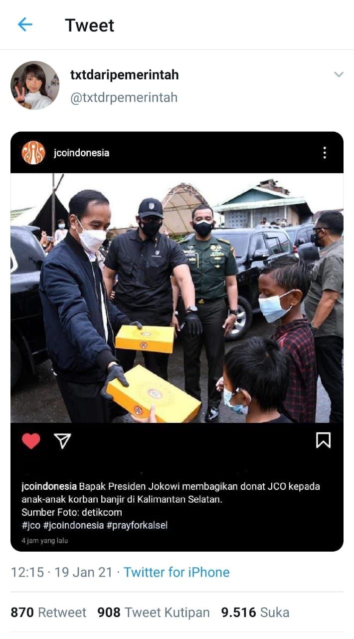 Presiden Joko Widodo membagikan donat J,CO pada anak korban banjir (Twitter @txtdrpemerintah)