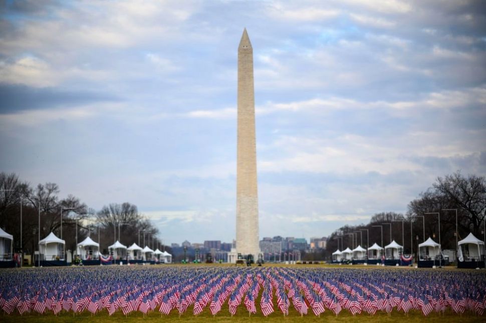 200.000 ribu bendera Amerika Serikat dipasang di halaman National Mall.[Twitter]