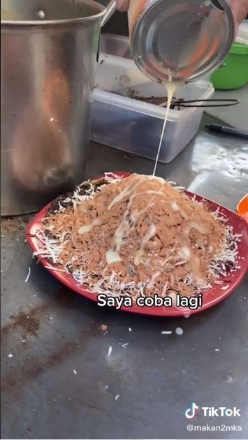 Pisang epe dengan topping melimpah (TikTok @makanbarengmimin)