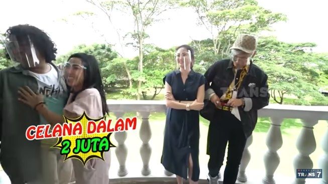 Crazy Rich Indra Kesuma pakai OOTD miliaran, harga celana dalamnya fantastis. (YouTube/TRANS7 OFFICIAL)