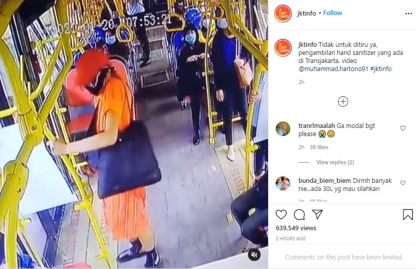 Video penumpang curi hand sanitizer di TransJakarta. (Instagram/jktinfo)