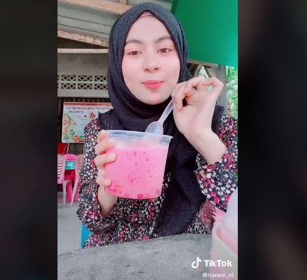 Pamer Es Buah, Aksi Ukhti Cantik Ini Berujung Bikin Publik Geleng Kepala. (TikTok/@nanee_nl)