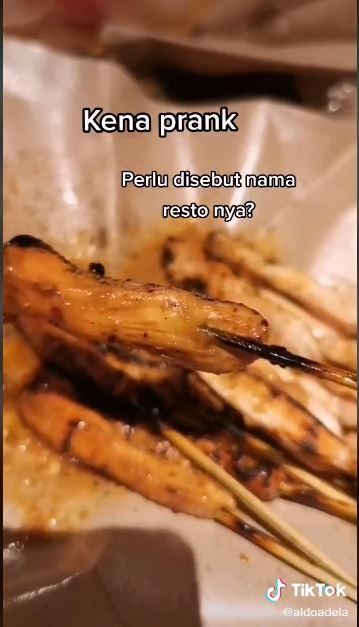 Pria ini merasa kena prank saat beli sate Ponorogo(TikTok @aldoadela)